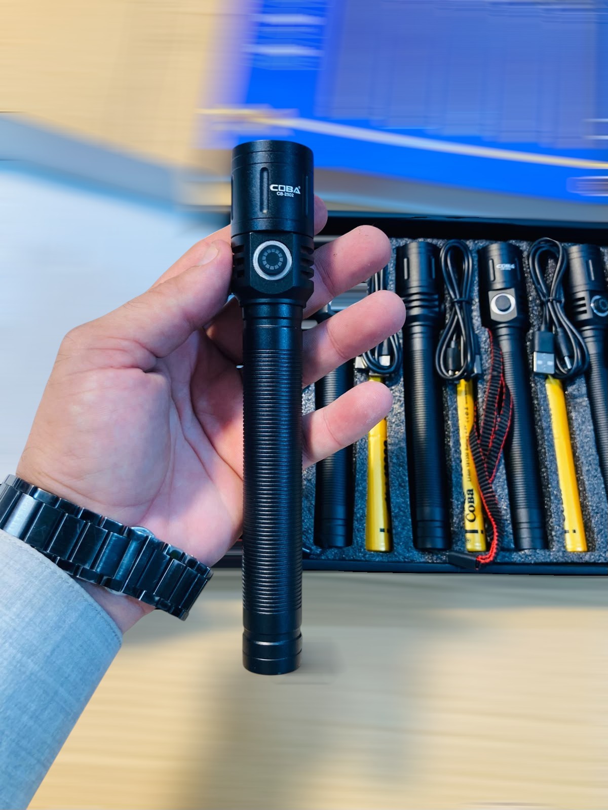 COBA 5 High-Power 500W LED Flashlight Set 3000m Beam Distance Telescopic Zoom 10000mAh Rechargeable Li-ion Battery CB-2502