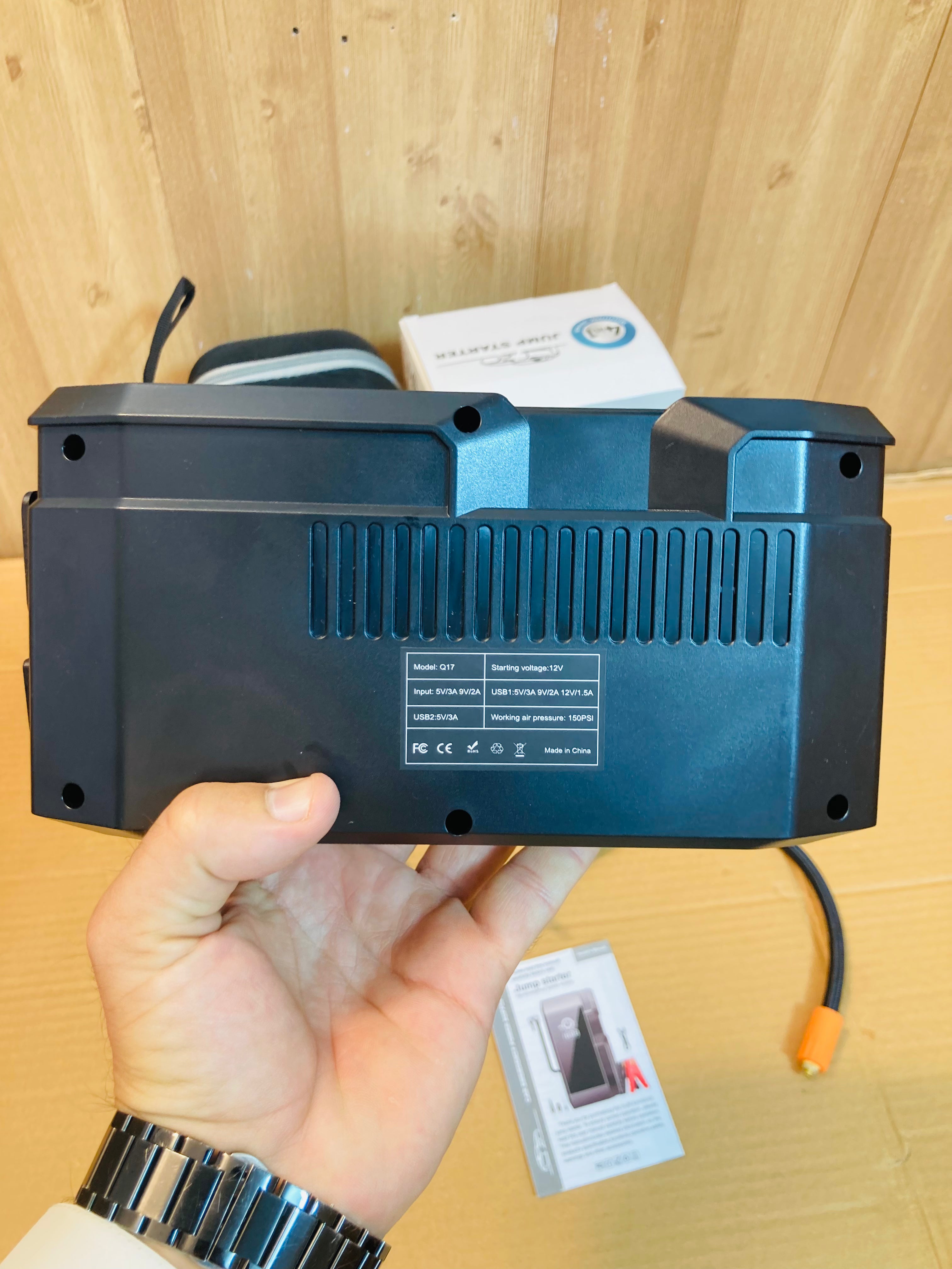 4in1 Portable Emergency Multitask Device - Jump Starter & Air Compressor