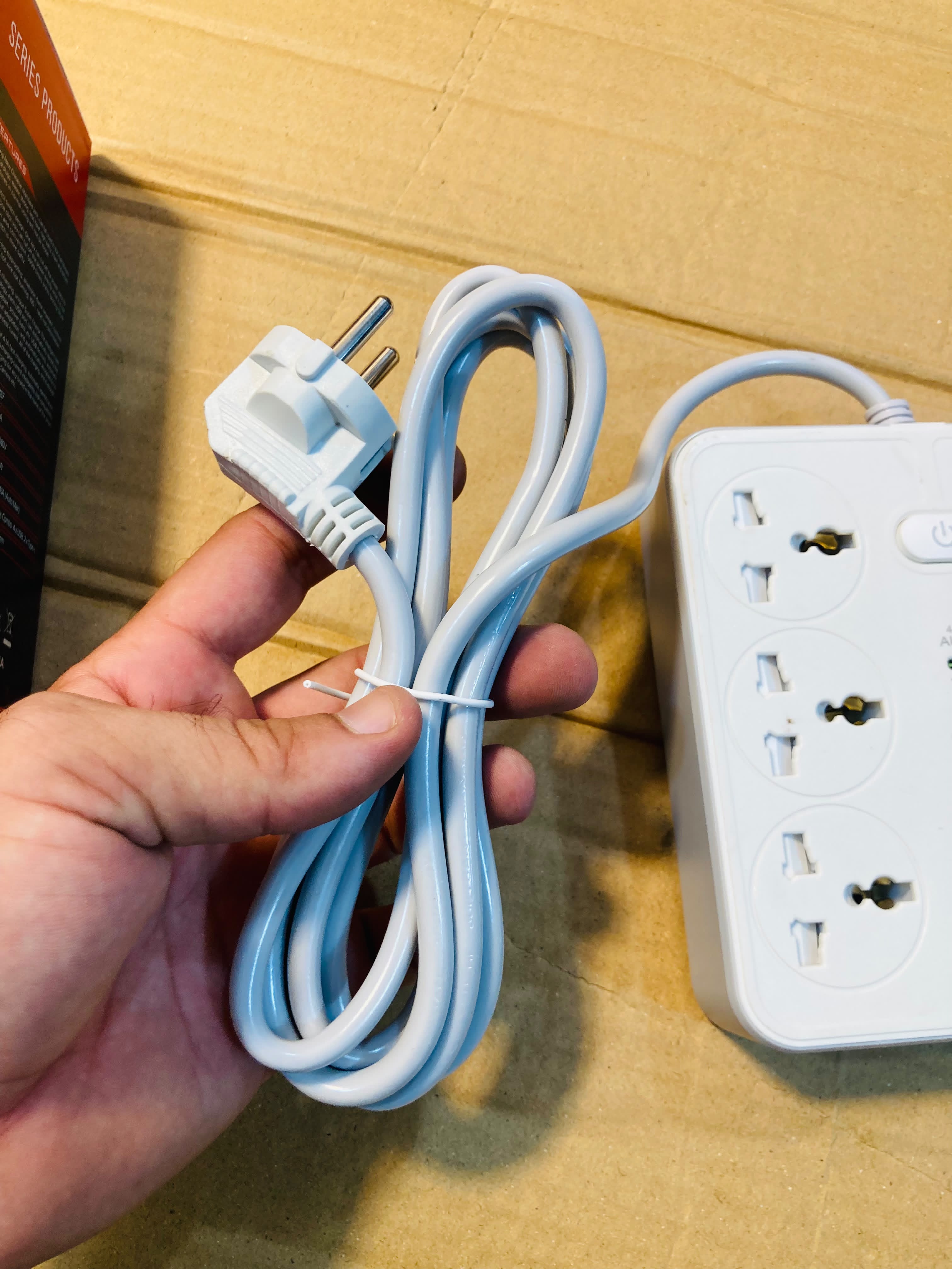 Z67 6-Outlet Safety Power Extension Board with Built-In USB Charger