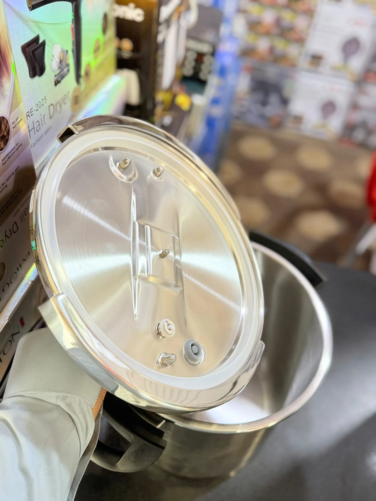 Black and White Electronics 12L Stainless Steel Pressure Cooker  26cm Stainless Steel Fast Cooker SSG-02