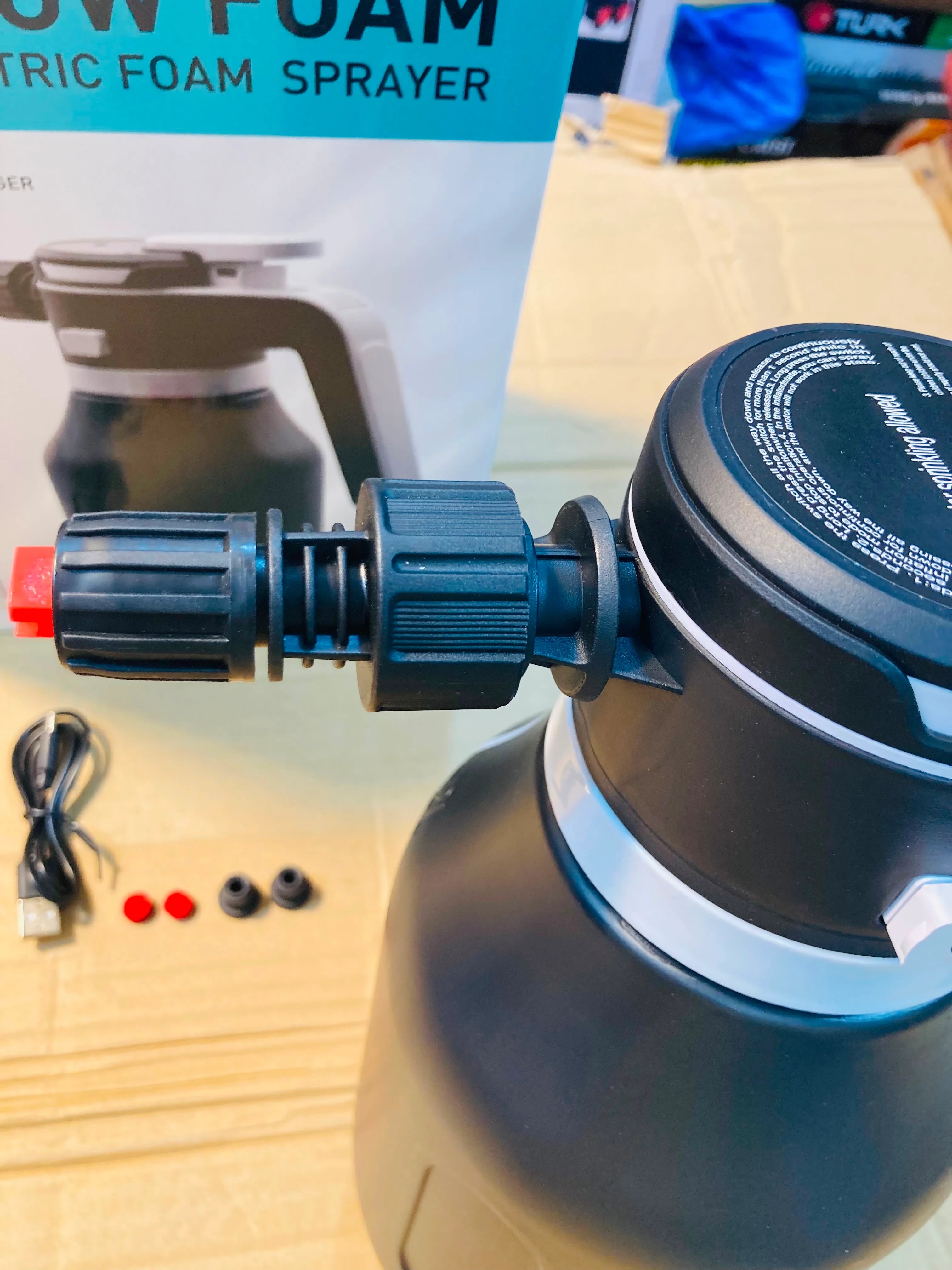 2L Electric Snow Foam Sprayer – Cordless Handheld Car Wash Foam Cannon with One-Click Operation and Adjustable Spray Nozzle