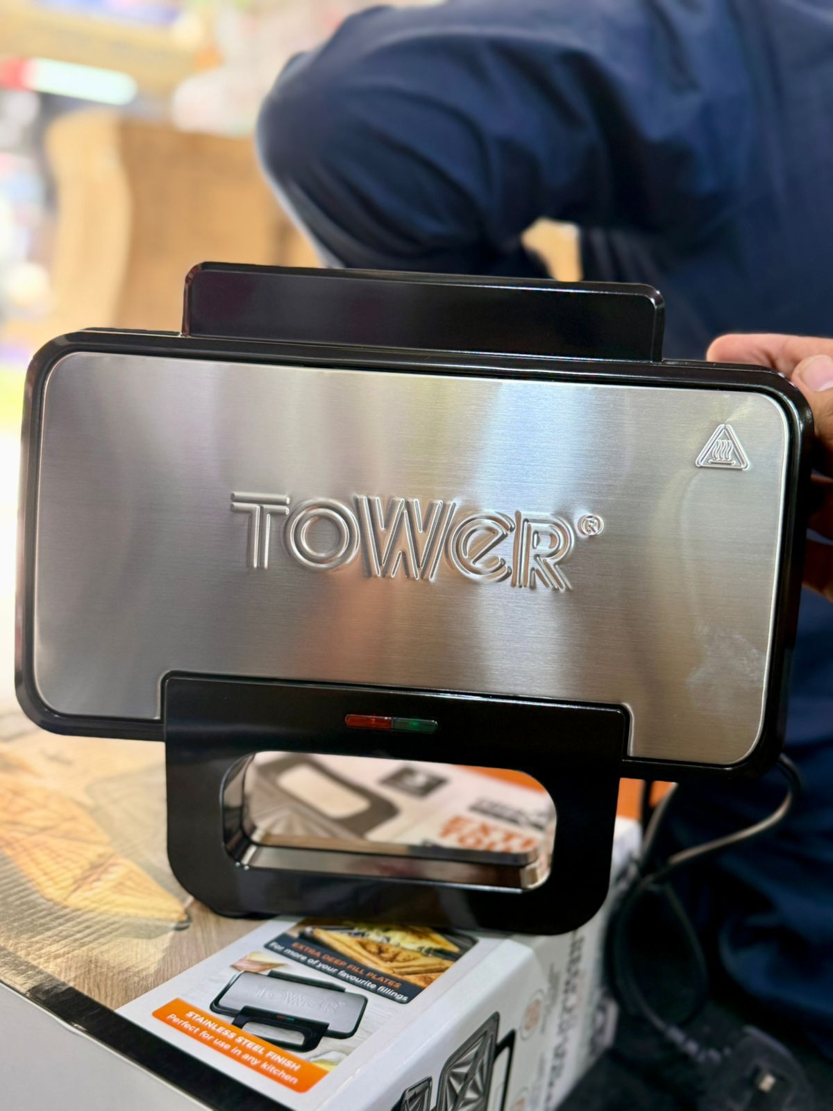 Tower 900W Deep Filled Non-Stick Sandwich Maker