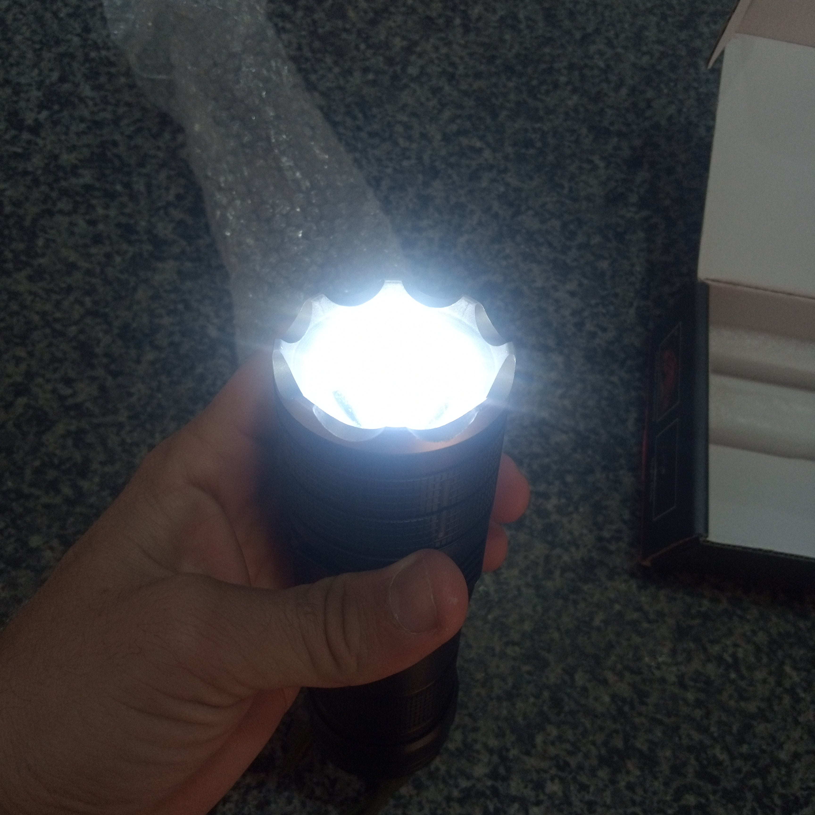 XA-P80-1 Aluminum Alloy Flashlight Power Bank: Illuminate and Charge Anywhere (8800mAH)