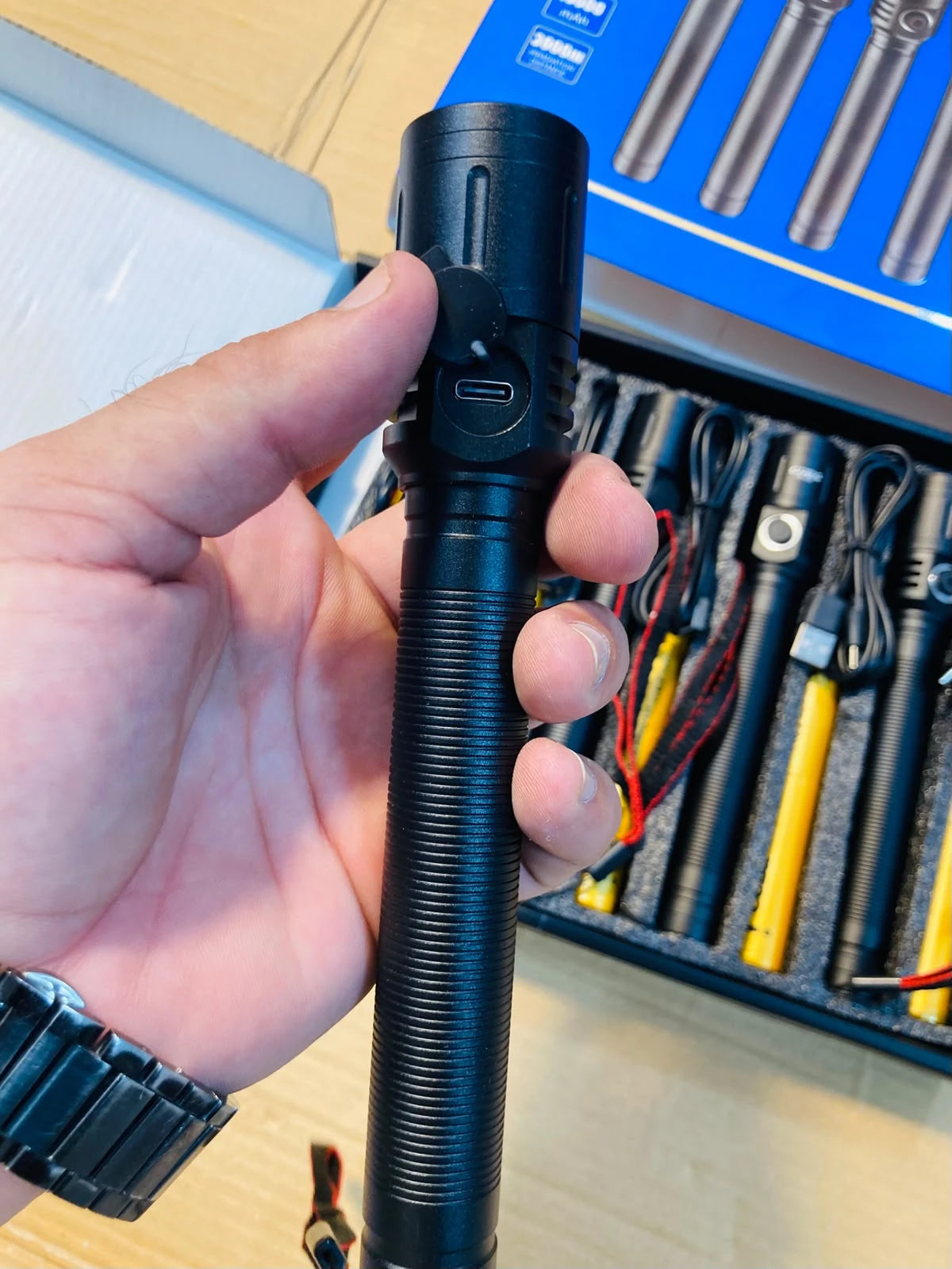 COBA 5 High-Power 500W LED Flashlight Set 3000m Beam Distance Telescopic Zoom 10000mAh Rechargeable Li-ion Battery CB-2502