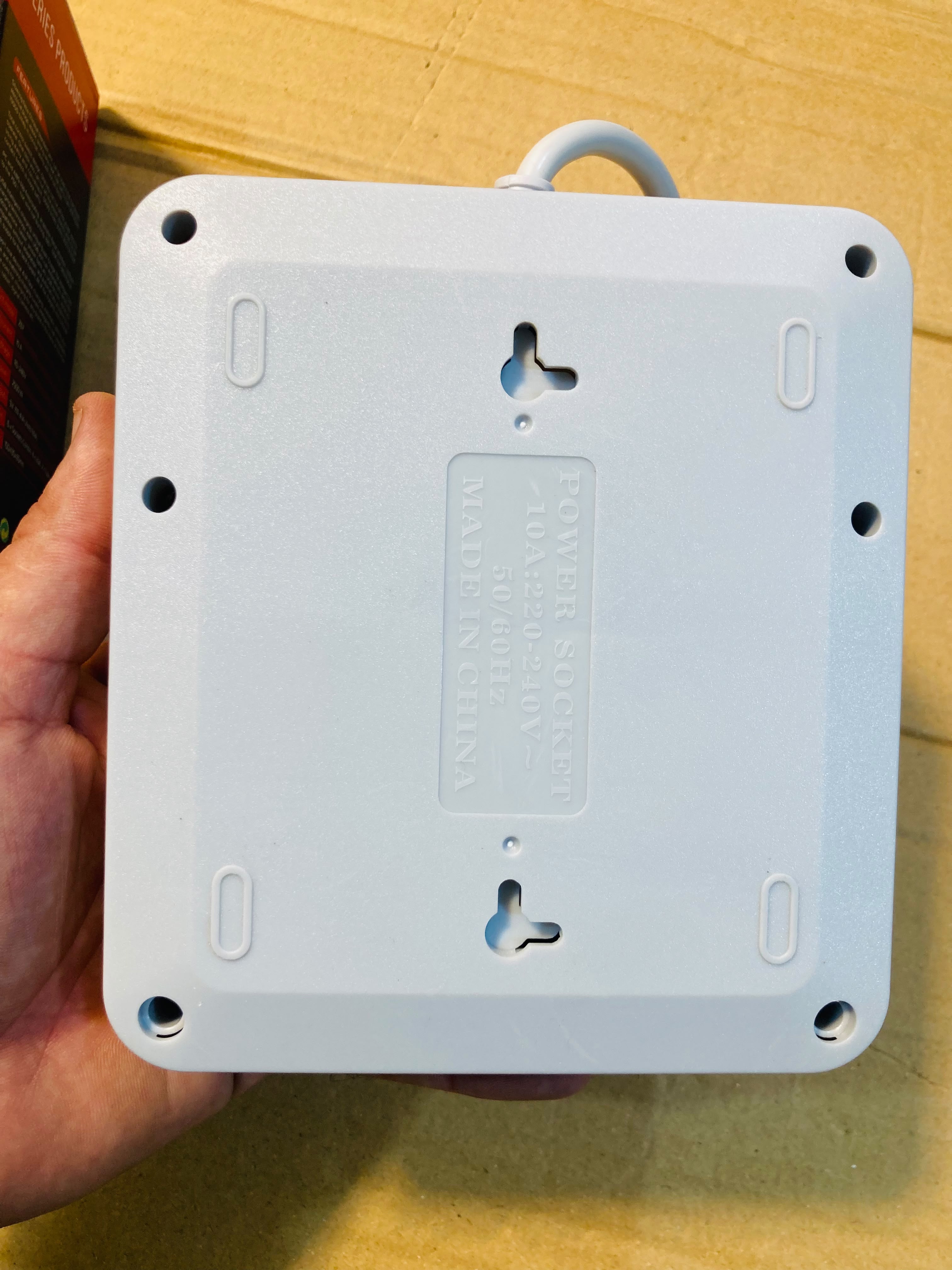 Z67 6-Outlet Safety Power Extension Board with Built-In USB Charger