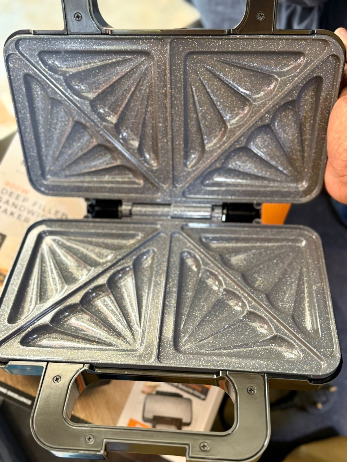 Tower 900W Deep Filled Non-Stick Sandwich Maker