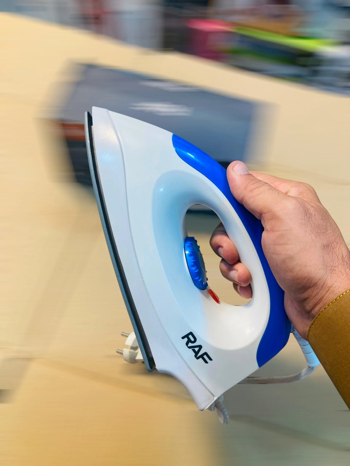 RAF 1200W Pro-Heat Lightweight Dry Iron with Golden Teflon Soleplate and Adjustable Thermostat R.2003